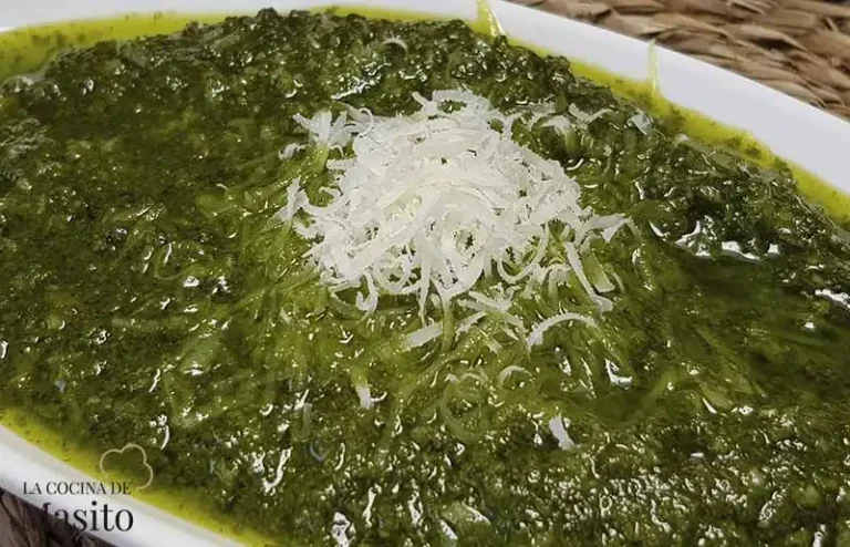 Receta de salsa al pesto. La salsa al pesto, originaria de la región de Liguria en Italia, es un tesoro culinario conocido por su frescura, aroma intenso y versatilidad. Hecha a base de albahaca, ajo, piñones, queso y aceite de oliva, esta salsa es perfecta para acompañar pastas, carnes, pescados, verduras