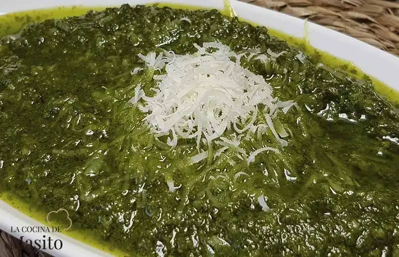 Receta de salsa al pesto. La salsa al pesto, originaria de la región de Liguria en Italia, es un tesoro culinario conocido por su frescura, aroma intenso y versatilidad. Hecha a base de albahaca, ajo, piñones, queso y aceite de oliva, esta salsa es perfecta para acompañar pastas, carnes, pescados, verduras