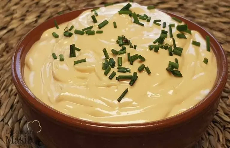 La receta de salsa rosa es un clásico de la gastronomía internacional, conocida por su sabor suave, cremoso y ligeramente ácido. Es ideal para acompañar mariscos, ensaladas, carnes frías, sándwiches