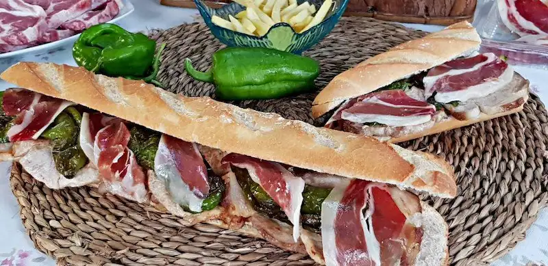 El serranito andaluz es más que un bocadillo; es un símbolo de la cultura gastronómica del sur de España. Su sencillez y sabor lo convierten en una opción irresistible, ideal para cualquier momento del día.