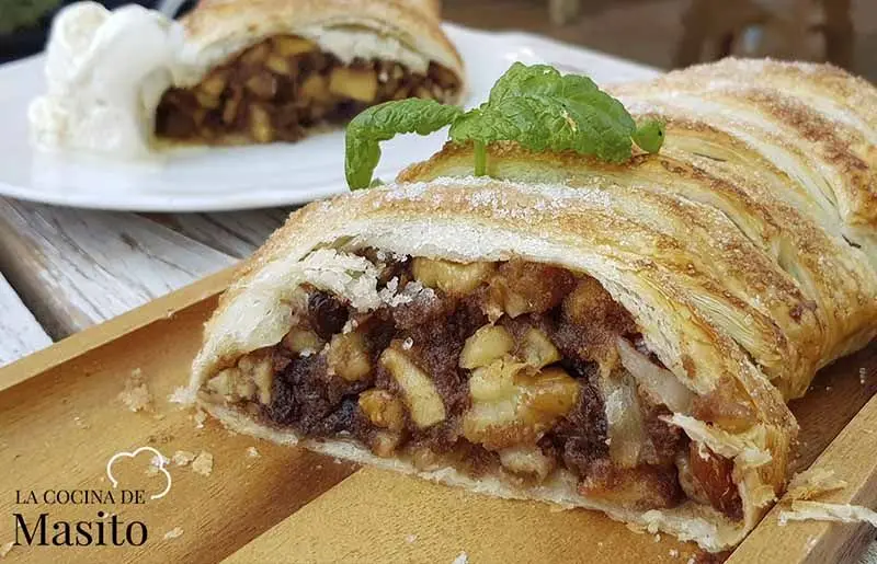 Receta de strudel de manzana. Es la combinación del crujiente de la masa con el dulzor especiado del relleno crea un equilibrio que no cansa, sino que invita a repetir.