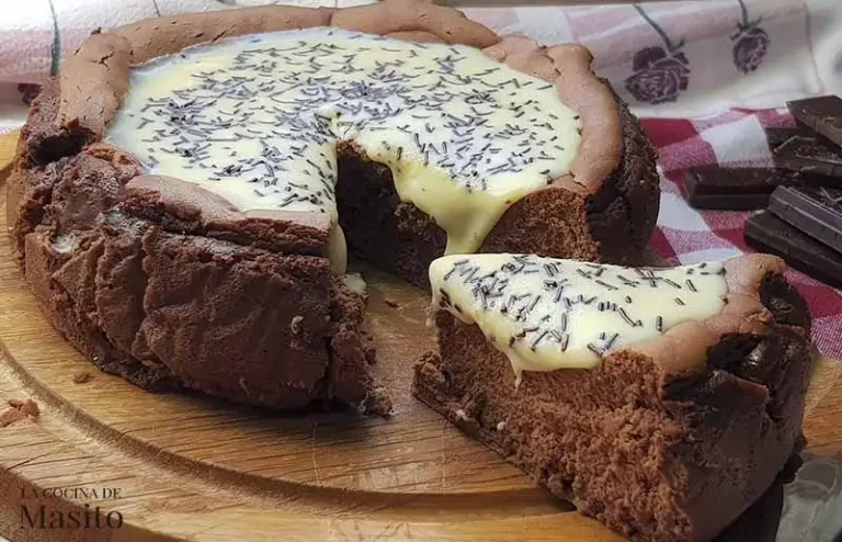 Esta receta de tarta de queso y chocolate o cheesecake de chocolate es la combinación perfecta de técnica y sabor, un postre que deslumbra por su sencillez y su exquisitez. ¡Un verdadero placer para los amantes del chocolate!