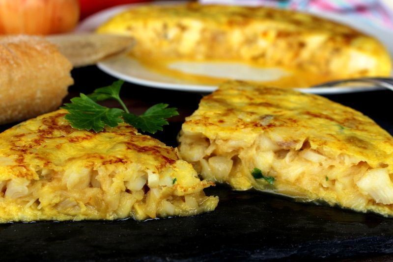 Receta de tortilla de bacalao y cebolla caramelizada