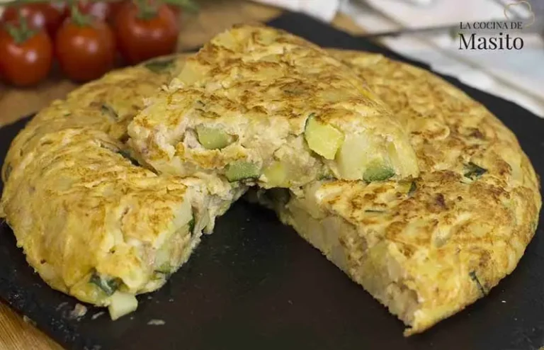 Receta de tortilla de patatas con calabacín. La tortilla de patatas es un icono de la cocina española, pero añadirle calabacín le da un giro saludable y delicioso. El calabacín aporta jugosidad y un toque fresco, equilibrando la textura cremosa de la patata y los huevos