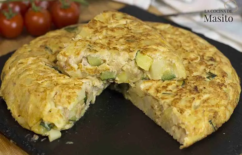 Receta de tortilla de patatas con calabacín. La tortilla de patatas es un icono de la cocina española, pero añadirle calabacín le da un giro saludable y delicioso. El calabacín aporta jugosidad y un toque fresco, equilibrando la textura cremosa de la patata y los huevos