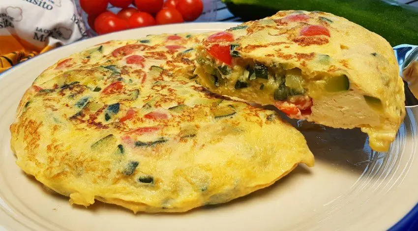 Disfruta de esta receta de tortilla de verduras fácil y llena de sabor que hará las delicias de todos en la mesa