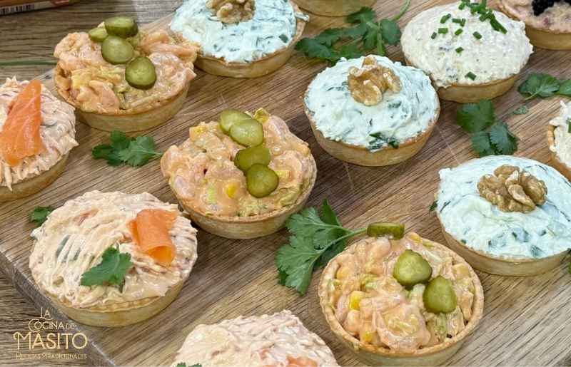 Tartaletas rellenas de marisco y huevo duro