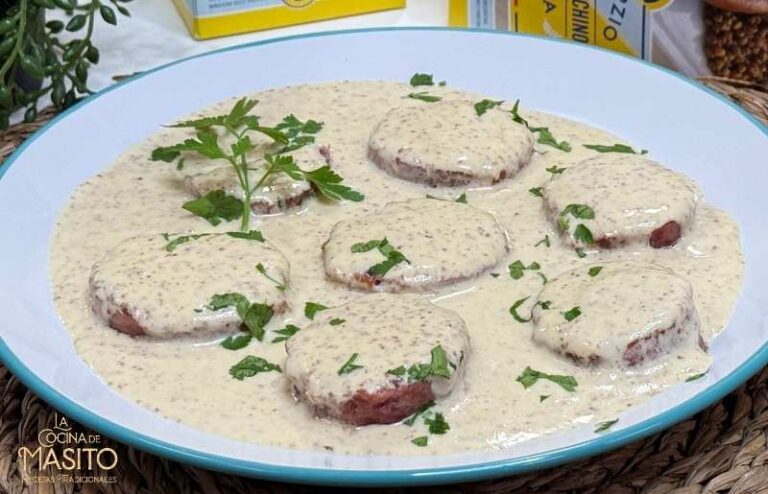 Zampone Modena IGP servido con una exquisita salsa de miel y mostaza, presentada en un plato elegante.