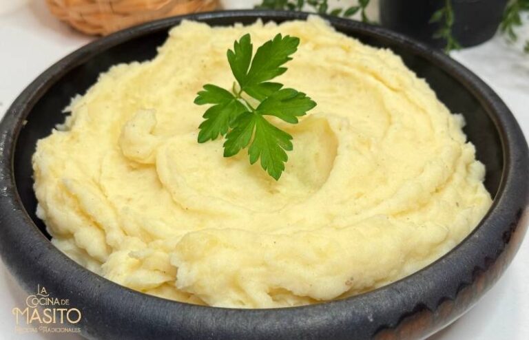 Plato de puré de patatas casero con textura suave y cremosa, perfecto para acompañar cualquier comida.