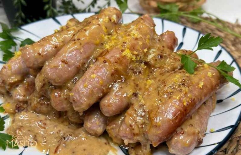 Salchichas frescas doradas y glaseadas con miel y mostaza servidas en un plato con guarnición