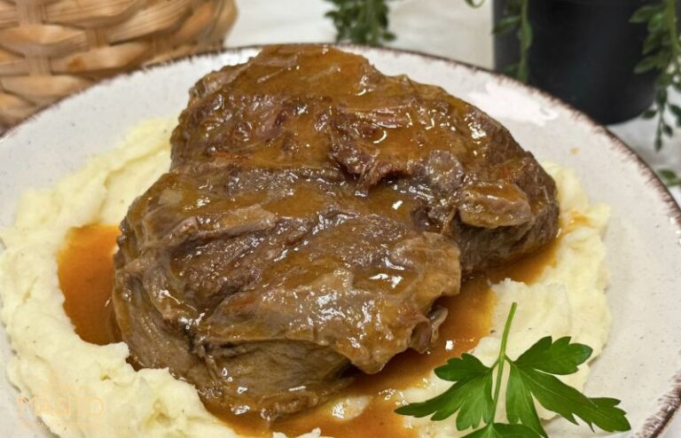 Plato de carrilleras de ternera al curry con salsa cremosa y especias aromáticas