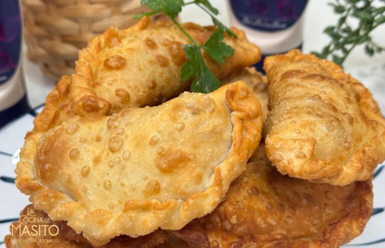 Empanadillas caseras rellenas de carne picada y cebolla caramelizada, doradas y crujientes