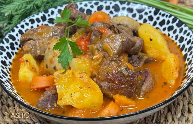 Plato de morcillo de ternera guisado con patatas, acompañado de una salsa casera espesa y aromática.