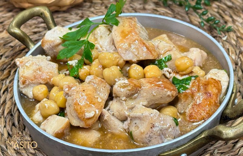 Plato de pollo en salsa de ostras con garbanzos servido en un cuenco