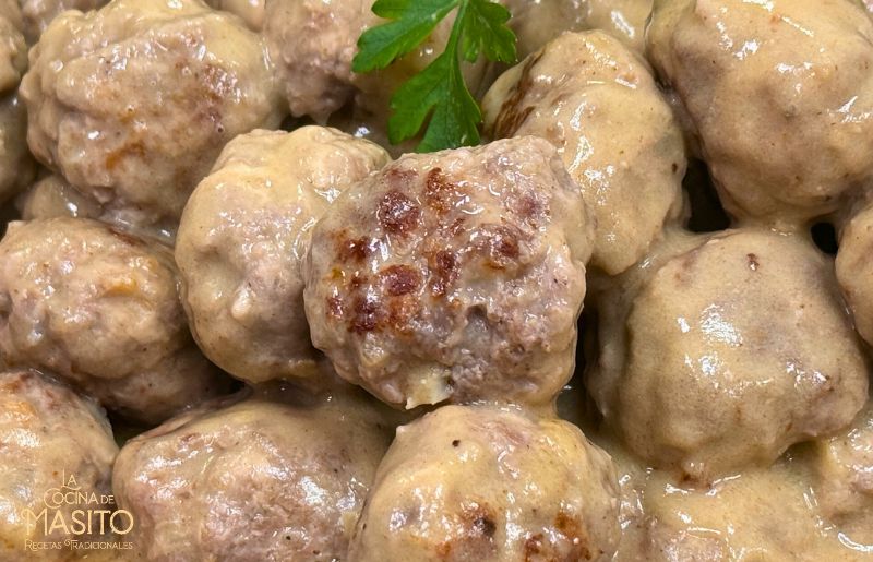 Albóndigas suecas tradicionales servidas con salsa marrón y puré de patatas