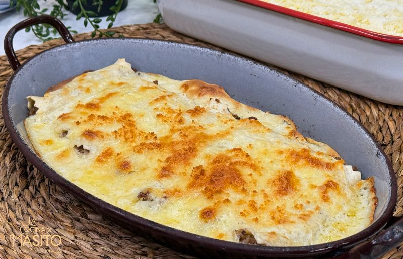 Canelones de carne gratinados con salsa bechamel y queso fundido