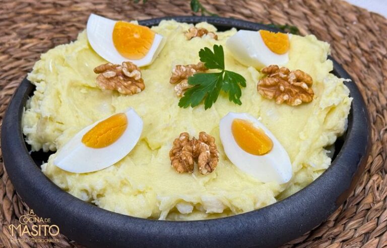 Plato de atascaburras manchego servido en cazuela de barro con huevo y nueces