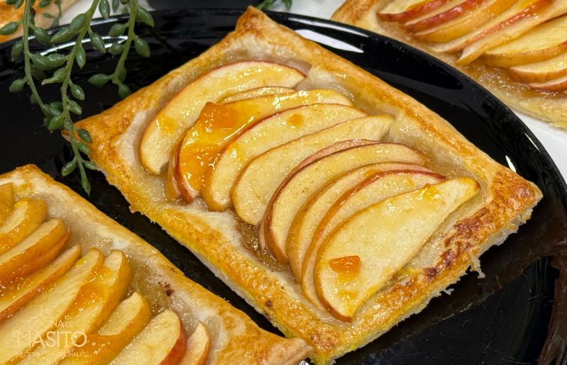 Tarta casera de manzana con hojaldre recién horneada y dorada