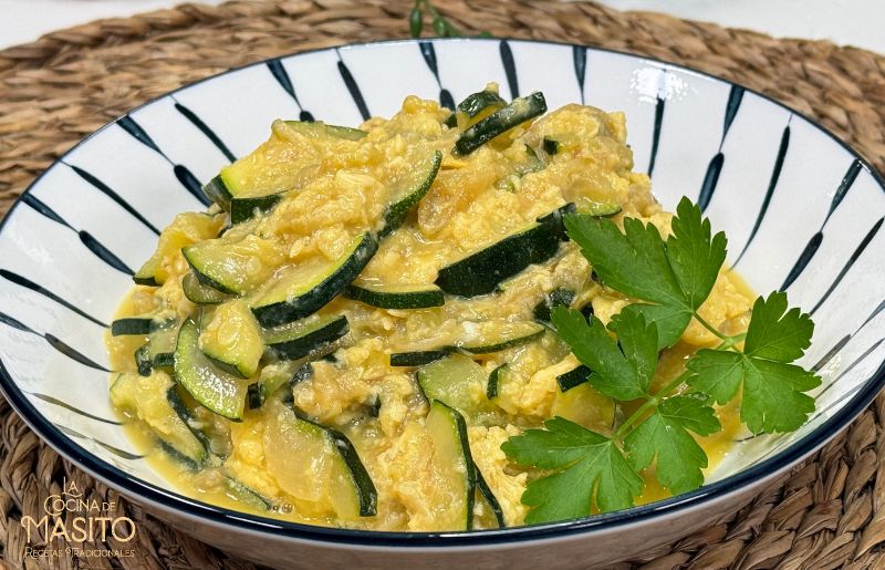Plato casero de zarangollo murciano con calabacín, cebolla y huevo