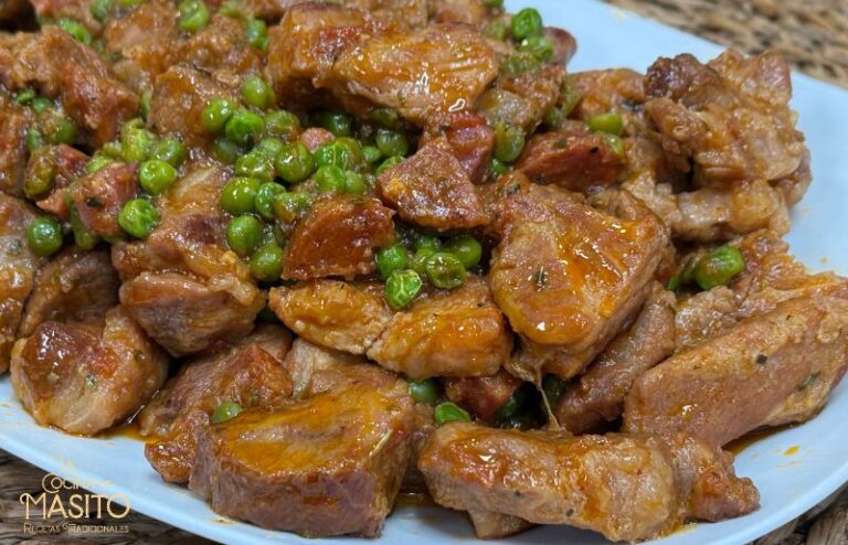 Plato de carcamusas toledanas con carne de cerdo y salsa de tomate