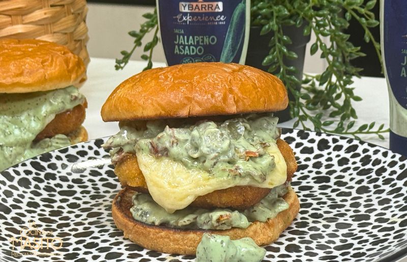 Hamburguesa de pollo con salsa cremosa de jalapeño asado