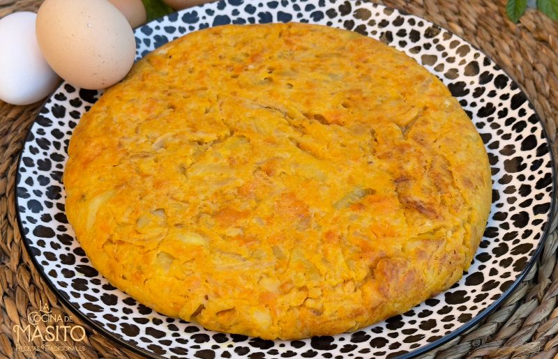 Tortilla de patata y boniato recién hecha, dorada y jugosa sobre un plato