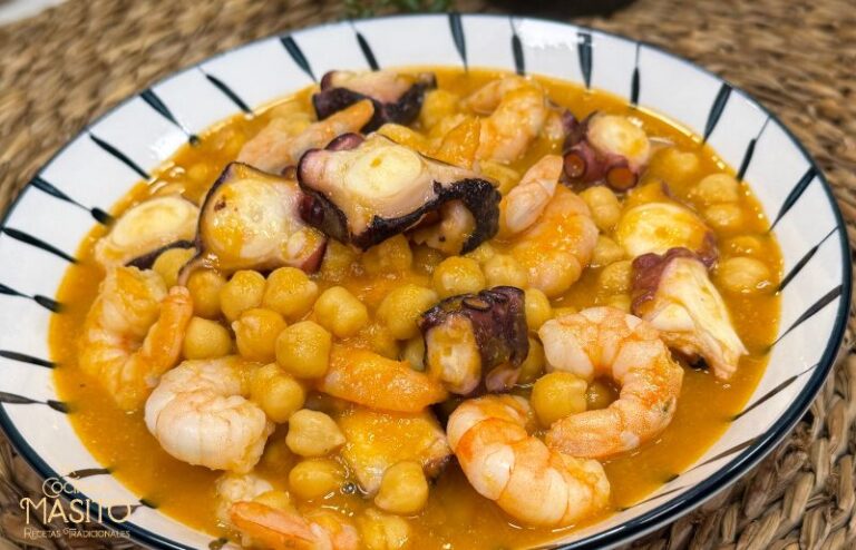 Plato de garbanzos con pulpo y langostinos servido en cazuela de barro