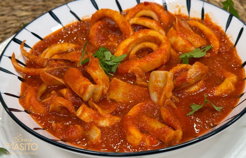 Calamares a la riojana cocinados en salsa con pimientos, tomate y choricero