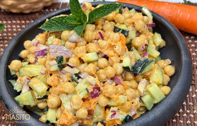 Ensalada de garbanzos con salsa de yogurt y curry, receta fácil y saludable