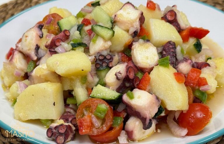 Ensalada campera de pulpo servida en un plato con patatas, pimiento, cebolla y aliño de aceite de oliva