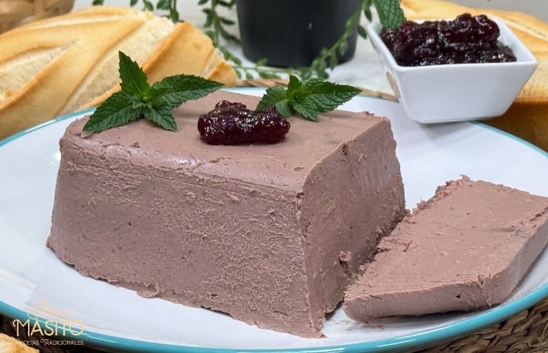 Paté de pollo casero servido en un cuenco con tostadas al lado