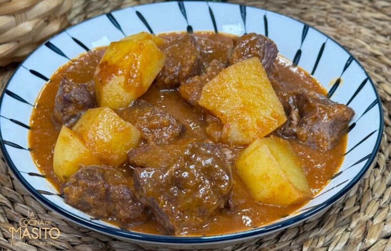 Plato de sukalki vasco casero servido en cazuela, receta tradicional de Euskadi
