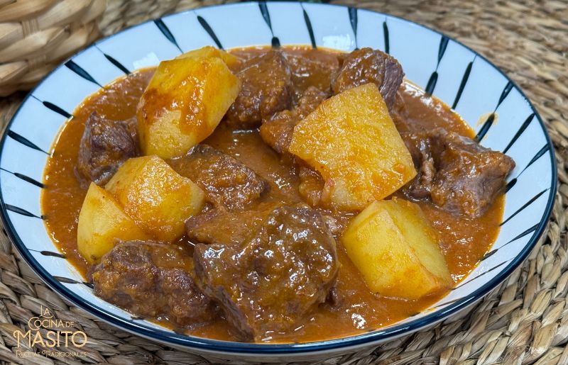 Plato de sukalki vasco casero servido en cazuela, receta tradicional de Euskadi