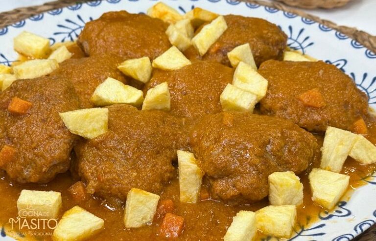 Filetes rusos en salsa casera servidos con patatas fritas doradas en un plato