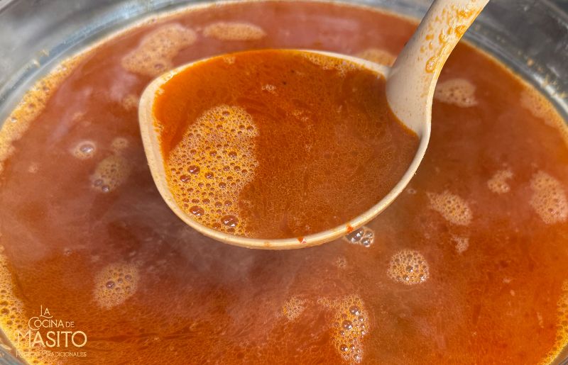 Cazo con fumet de gamba roja casero y cabezas de gamba a un lado
