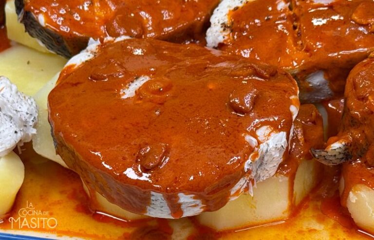 Lomos de merluza a la gallega servidos con patatas cocidas y ajada de pimentón