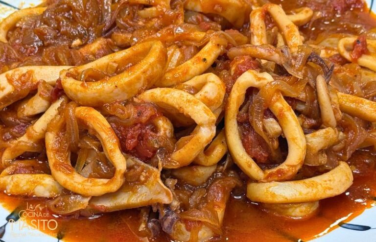 Pica pica de calamares mallorquín servido en cazuela con salsa espesa de tomate y cebolla