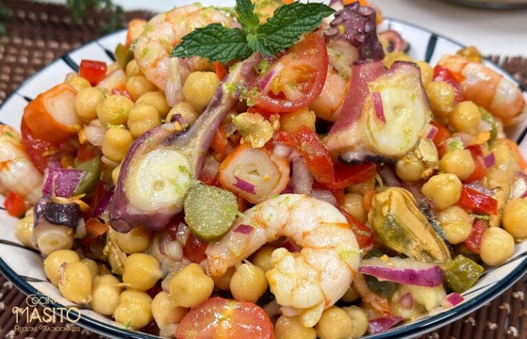 Salpicón de marisco con garbanzos servido en plato frío con pimientos, cebolla y aliño