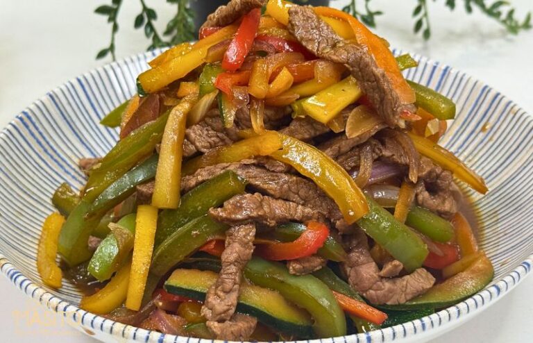 Tiras de ternera salteadas con pimientos rojos y verdes en sartén