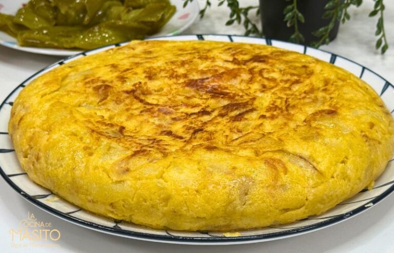 Tortilla de patata con queso manchego y pimientos, una versión sabrosa de la clásica tortilla española