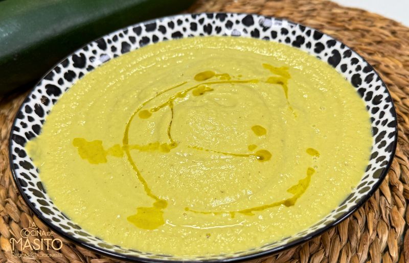 Bol de crema de puerros con calabacín y pollo servida caliente