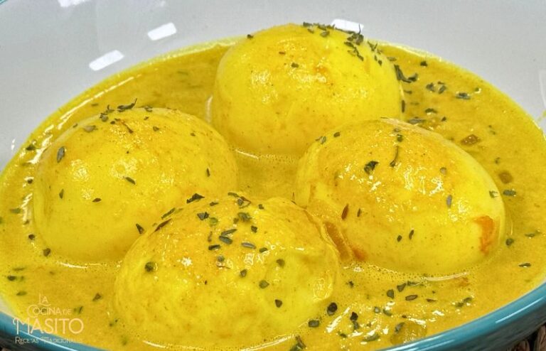 Huevos duros al curry con salsa especiada servidos con arroz blanco
