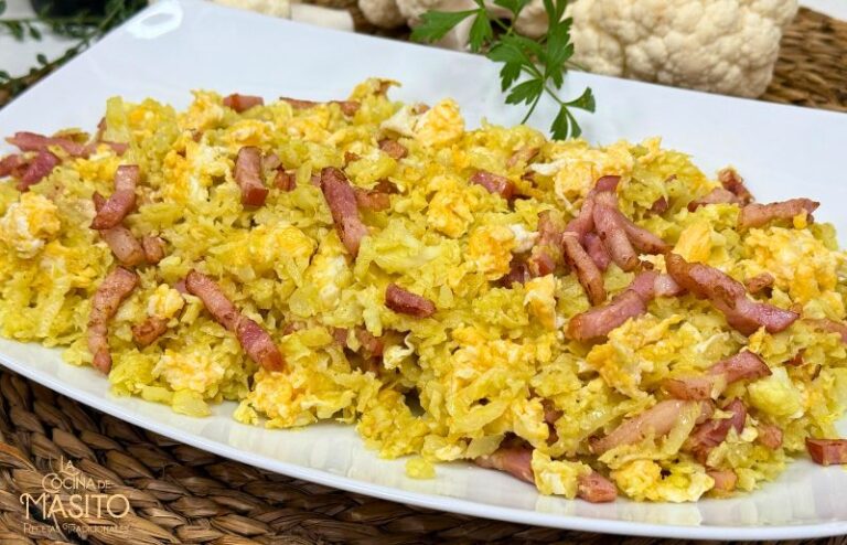 Arroz de coliflor con bacon, una alternativa ligera al arroz tradicional con mucho sabor
