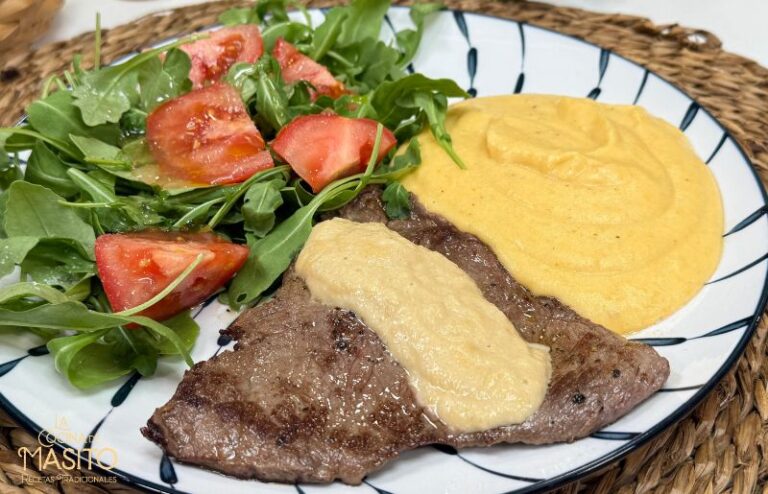 Filete de ternera en salsa de cebolla con crema de patata y ensalada de rucula