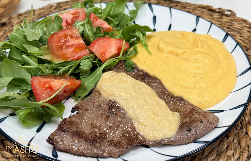 Filete de ternera en salsa de cebolla con crema de patata y ensalada de rucula