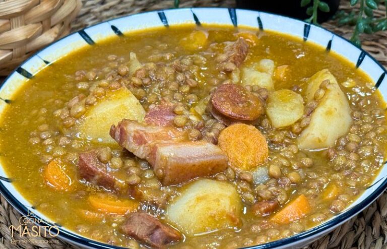 Plato de lentejas estofadas caseras con verduras y chorizo, servido caliente.