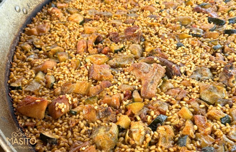 Paella de pollo con costillas y panceta en paellera de 70 cm