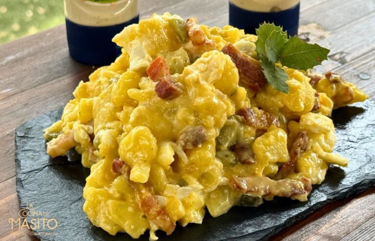 Ensalada de patata con bacon crujiente, pepinillos y salsa ranchera servida en pizarra