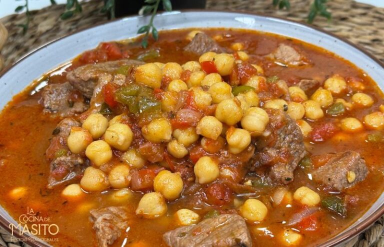 Plato hondo con garbanzos estilo turco (Etli Nohut), carne de ternera y salsa de tomate con especias.