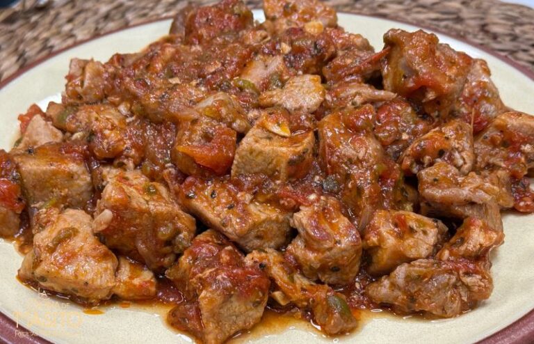 Plato de magro de cerdo en salsa de tomate con pimientos verdes